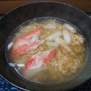 新玉ねぎとカニかま、落とし卵のラーメン